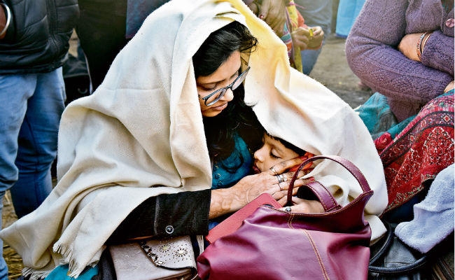 सीमाचंल एक्सप्रेस दुर्घटनाग्रस्त : ….जब बेटे को सलामत देख मां भूल गयी अपना दर्द