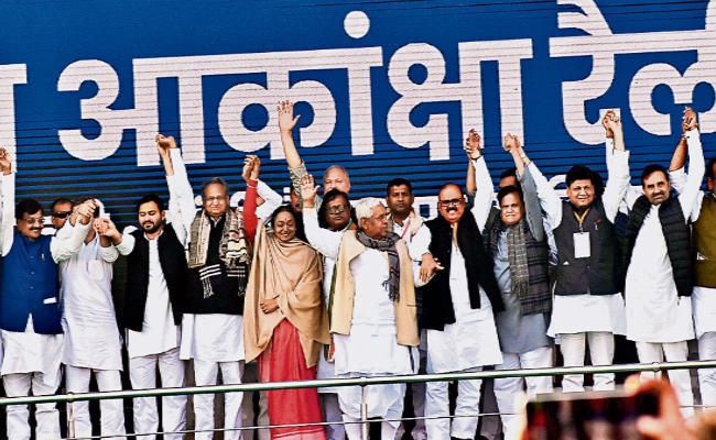 जन आकांक्षा रैली : दिल्ली से साथ-साथ आये राहुल व तेजस्वी सीट शेयरिंग को लेकर विमान में पकी खिचड़ी!