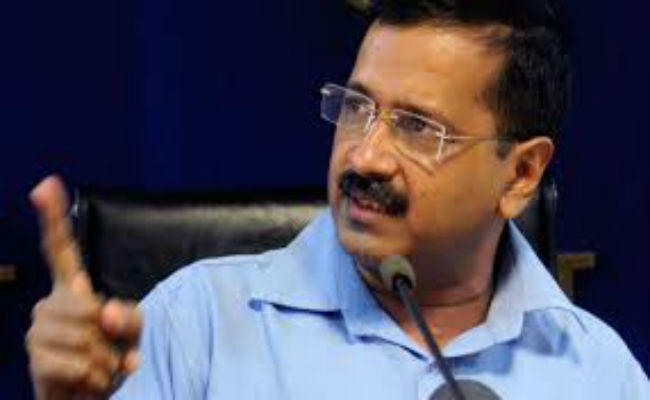 सीएम केजरीवाल की कार पर हमला काफिले पर भीड़ ने बरसायीं लाठियां