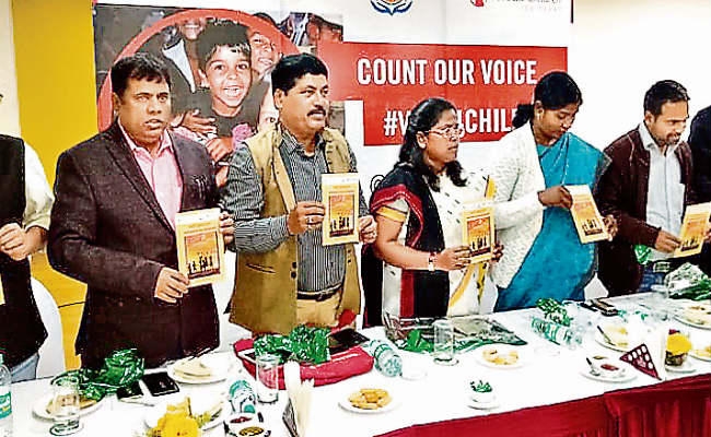 रांची : बच्चों ने खुद से तैयार की घोषणा पत्र, नेताओं को सौंपा