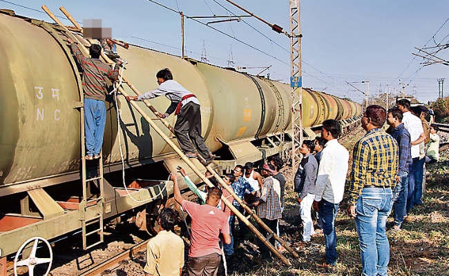 जमशेदपुर : ….जब रेलवे वायल टैंकर पर सेल्फी लेने चढ़ा युवक जिंदा जला