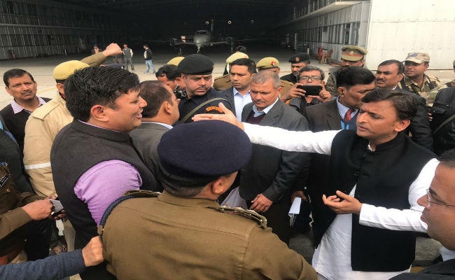 अखिलेश यादव को लखनऊ एयरपोर्ट पर रोका गया – समर्थकों का हंगामा, योगी के खिलाफ नारेबाजी