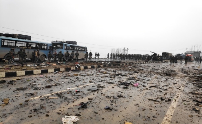 J&K : पुलवामा में CRPF के काफिले पर आतंकी हमला, 40 जवान शहीद, गृह मंत्री ने राज्यपाल से की बात