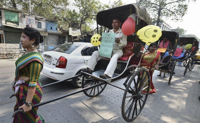 कोलकाता में छात्रों ने मनाया अनोखा Valentine”s Day, रिक्शा चालकों को बैठाकर चलाया रिक्शा