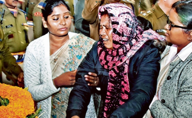 रांची : …..जब ताबूत पकड़ कर रो पड़ीं पत्नी कार्मेला
