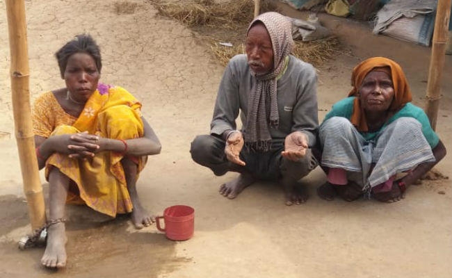 गुमला : बेटी के पैर में पायल की जगह लोहे की बेड़ी बंधी है, बेड़ियों में गुजर रही जिंदगी