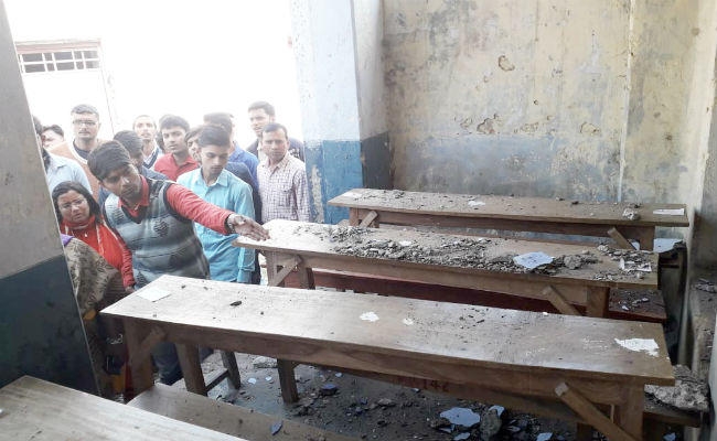 मैट्रिक की परीक्षा दे रही छात्राओं पर गिरा छत का प्लास्टर, कई छात्राएं जख्मी, …देखें तस्वीरें