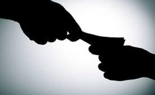 बिहार : एक लाख रुपये रिश्वत लेते मनरेगा अधिकारी गिरफ्तार