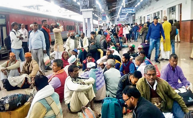 पटना : संकल्प रैली खत्म होते ही जंक्शन पर उमड़ी भीड़, शाम चार बजे से खुलने लगीं स्पेशल ट्रेनें