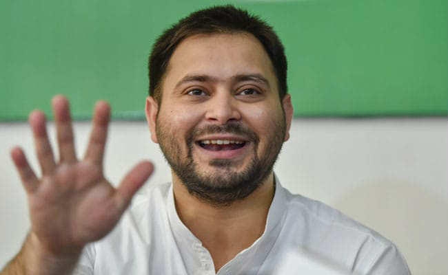 तेजस्वी लग्जरी गाड़ी से उतर कर देखें विकास: जदयू