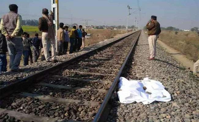 ट्रेन के सामने प्रेमी युगल ने लगायी छलांग, मौत