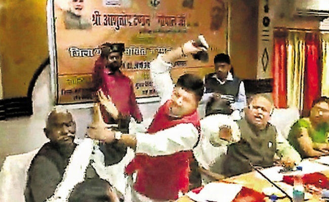 ”जूतेमार सांसद” शरद त्रिपाठी को लेकर दिग्विजय ने कसा पीएम मोदी पर तंज, किया यह VIDEO ट्वीट