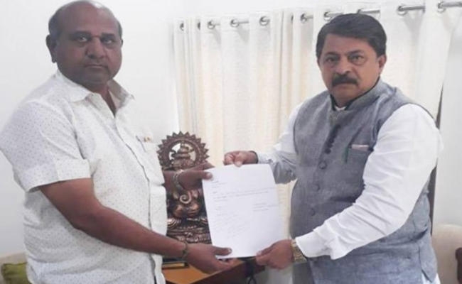 गुजरात में कांग्रेस को चार दिनों में तीसरा झटका, एक और विधायक न��� दिया इस्तीफा; भाजपा में शामिल