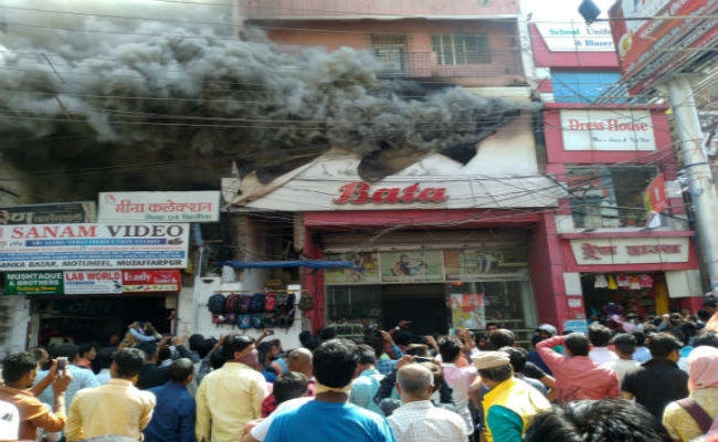 आप नेता के बाटा शो-रूम में लगी आग, दमकल की तीन गाड़ियों ने आग पर पाया काबू, लाखों रुपये का नुकसान