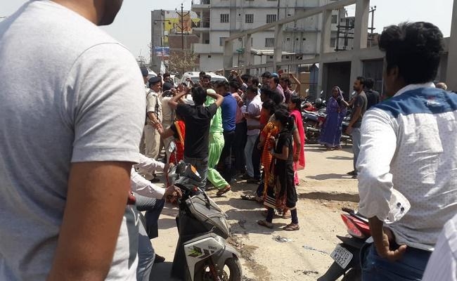 मारपीट में घायल महिला की मौत, गुस्साये परिजनों का अस्पताल के बाहर हंगामा, पुलिस अधिकारी घायल