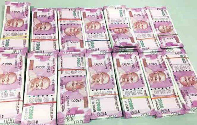 60 लाख रुपये के साथ एक गिरफ्तार