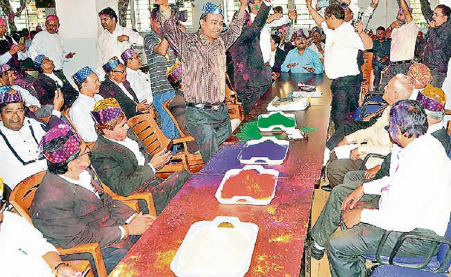 रांची : होली मिलन समारोह में खूब उड़े अबीर-गुलाल, लोगों ने की मस्ती