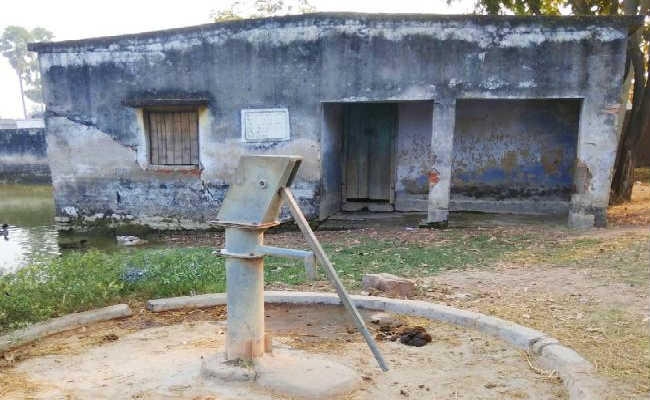 जर्जर आंगनबाड़ी केंद्र में पढ़ते हैं बच्चे