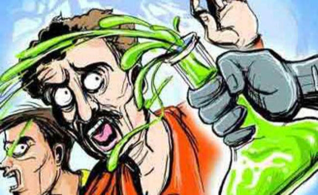 रंग के बदले खेली गयी एसिड की होली, दो गुट भिड़े