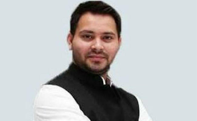 पटना : मौसम बिगड़ने से देर से उड़ा तेजस्वी का हेलीकॉप्टर