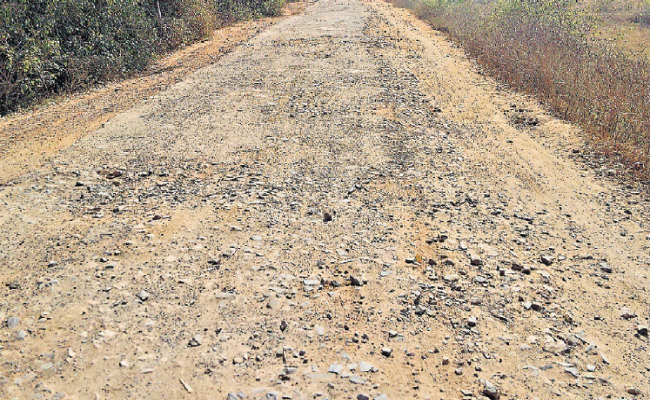 प्रभात खबर मुद्दा : गुमला में बननी थी 37 किमी, पर सात साल में बनी सिर्फ 17 किमी सड़क