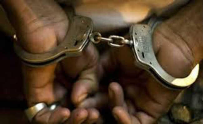 चार थाना क्षेत्रों से 13 वारंटी गिरफ्तार