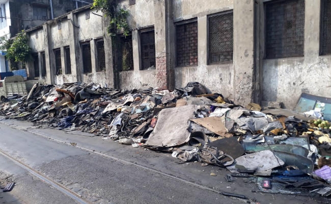 कोलकाता : प्रदूषणरहित सफर कराने वाले ट्राम के कर्मचारी गंदगी में रहने को मजबूर