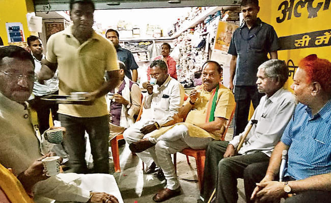 …..जब मनिका में सीएम रघुवर दास की गाड़ी पंक्चर, दो किमी पैदल चले