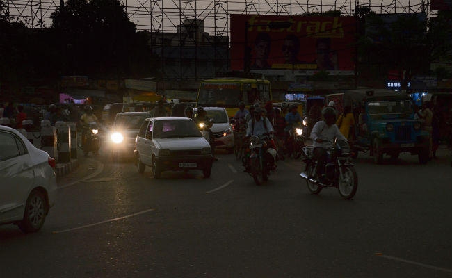 पटना : बदल गया मौसम का अंदाज, दोपहर में रात-सा नजारा, कहीं बारिश, तो कहीं गिरे ओले