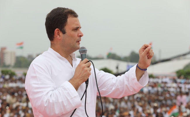 राहुल गांधी की सभा से पहले गिरा मंच