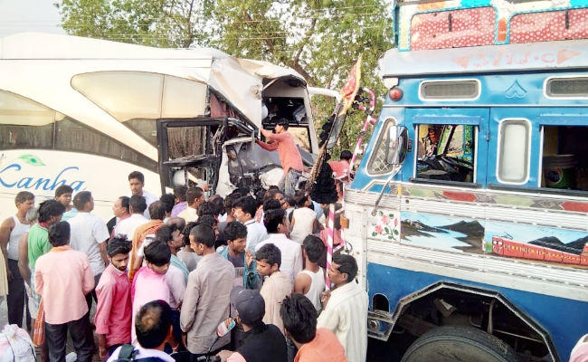 रांची से पटना आ रही बस की ट्रक से सीधी टक्कर, चालक और महिला गंभीर रूप से घायल, …देखें वीडियो
