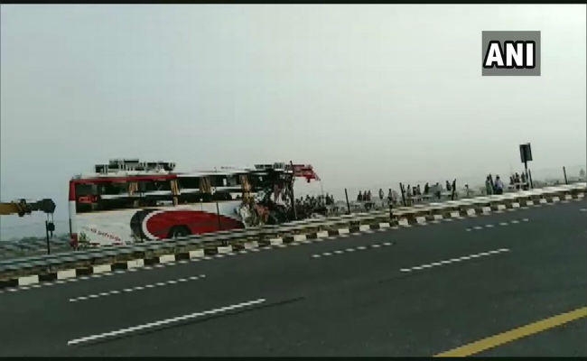UP: लखनऊ-आगरा एक्सप्रेसवे पर भयानक हादसा, 7 की मौत, 34 घायल