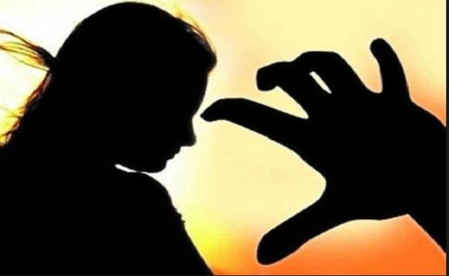 यौन उत्पीड़न के आरोपी शिक्षक पर फूटा आक्रोश