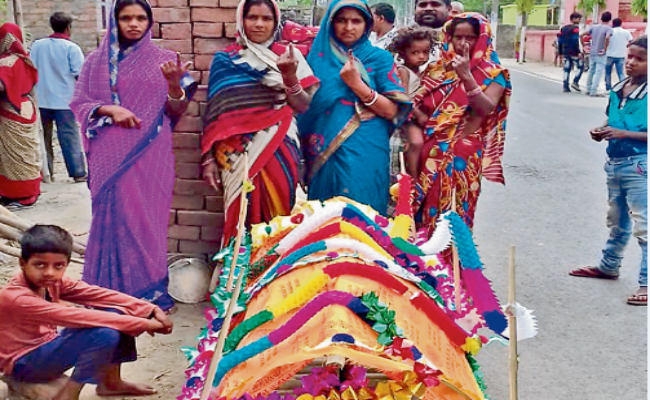 खगड़िया लोकसभा : पहले मतदान फिर दाह-संस्कार के लिए पहुंचे श्मशान