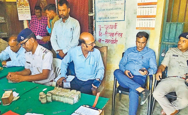 मुजफ्फरपुर : बाइक की सीट से 39.50 लाख बरामद