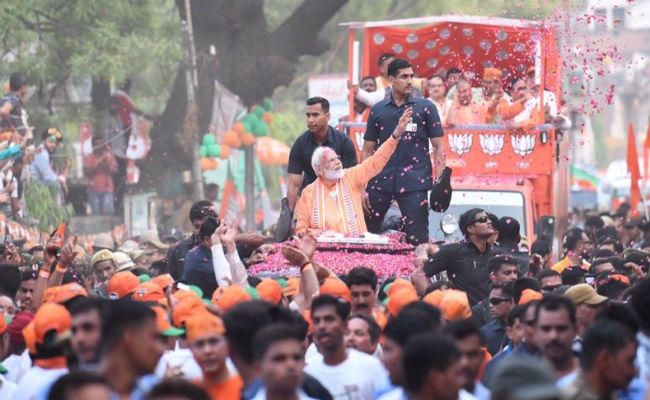 वाराणसी में पीएम मोदी का रोड शो: मुस्लिमों की ओर उछाला फूल, शॉल को लेकर गले में लपेटा और…