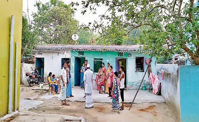 स्प्रे कर घर के लोगों को किया बेहोश, नकदी अौर गहने उड़ाये