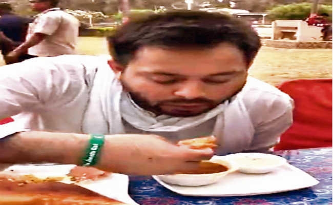 महागठबंधन के नेताओं के साथ तेजस्वी यादव ने लिया डोसे का मजा