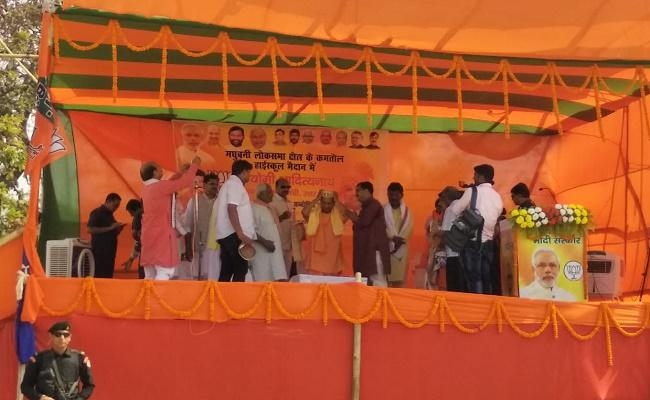 बिहार में योगी की चुनावी सभा, निशाने पर कांग्रेस, कहा- मोदी की आंधी में सभी उड़ जायेंगे