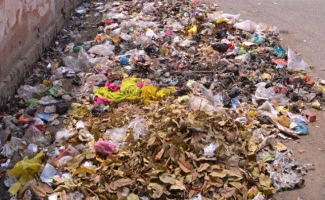 डीएम व एसपी आवास के पास कूड़े-कचरे का ढेर