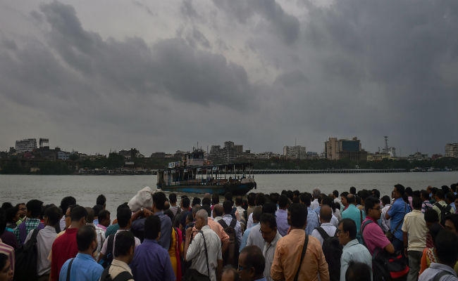LIVE: ओडिशा के तट से टकराने के बाद ”FANI” तूफान बढ़ा आगे, तीन की मौत, आज रात पश्चिम बंगाल में देगा दस्तक