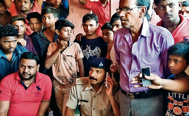 पूर्वी चंपारण : क्लास रूम में चार घंटे बंद रहा छात्र, ग्रामीणों ने निकाला