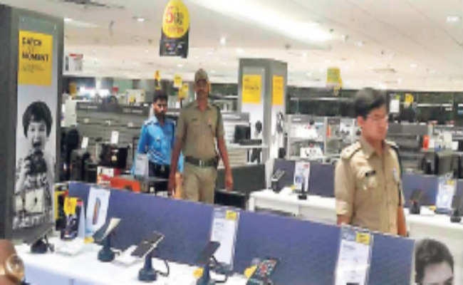 मॉल के सेल्समैन ने मैनेजर पर किया जानलेवा हमला