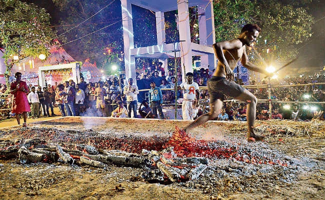 भक्ति की शक्ति : दहकते अंगारों पर नंगे पांव चले श्रद्धालु