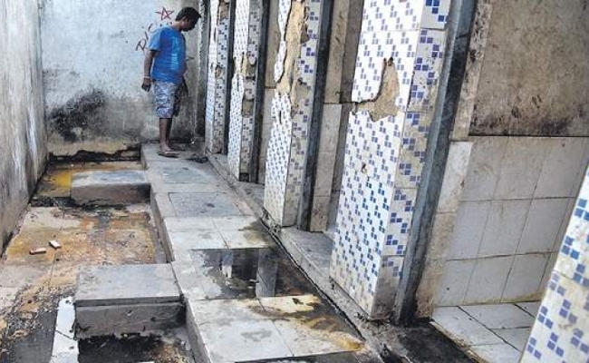 चक्रवात में मकान गिरने के बाद व्यक्ति ने शौचालय को बनाया अपना घर