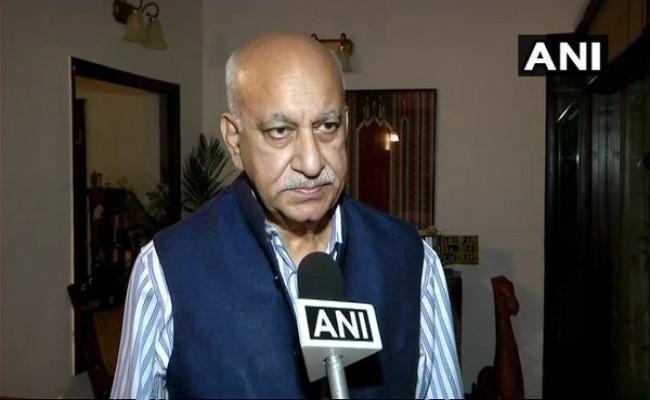 मानहानि के केस में आज होगी सुनवाई, पूर्व मंत्री एमजे अकबर अदालत पहुंचे