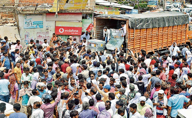 ट्रक में इवीएम होने की अफवाह पर देवघर में हंगामा, विपक्षी नेताओं ने की बक्से की जांच की मांग
