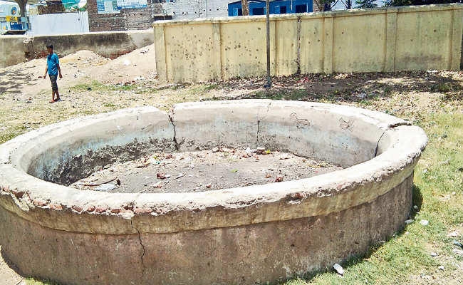 चिल्ड्रेन पार्क हुआ खंडहर, फव्वारा, लाइट व पौधे हो गये नष्ट