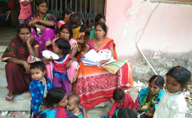 छत्तरपुर : लोगों को आधार कार्ड बनवाने में हो रही परेशानी, लगाने पड़ रहे कार्यालय के चक्कर
