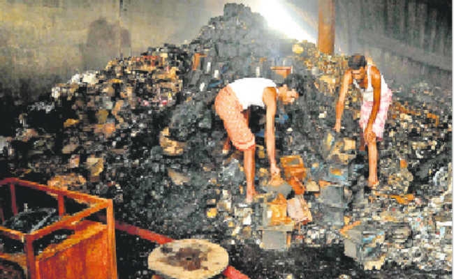 केमिकल गोदाम में आग : दमकल विभाग ने दी इजाजत, मालिक संग राख में माल ढूंढ़ने में जुटे रहे कर्मचारी